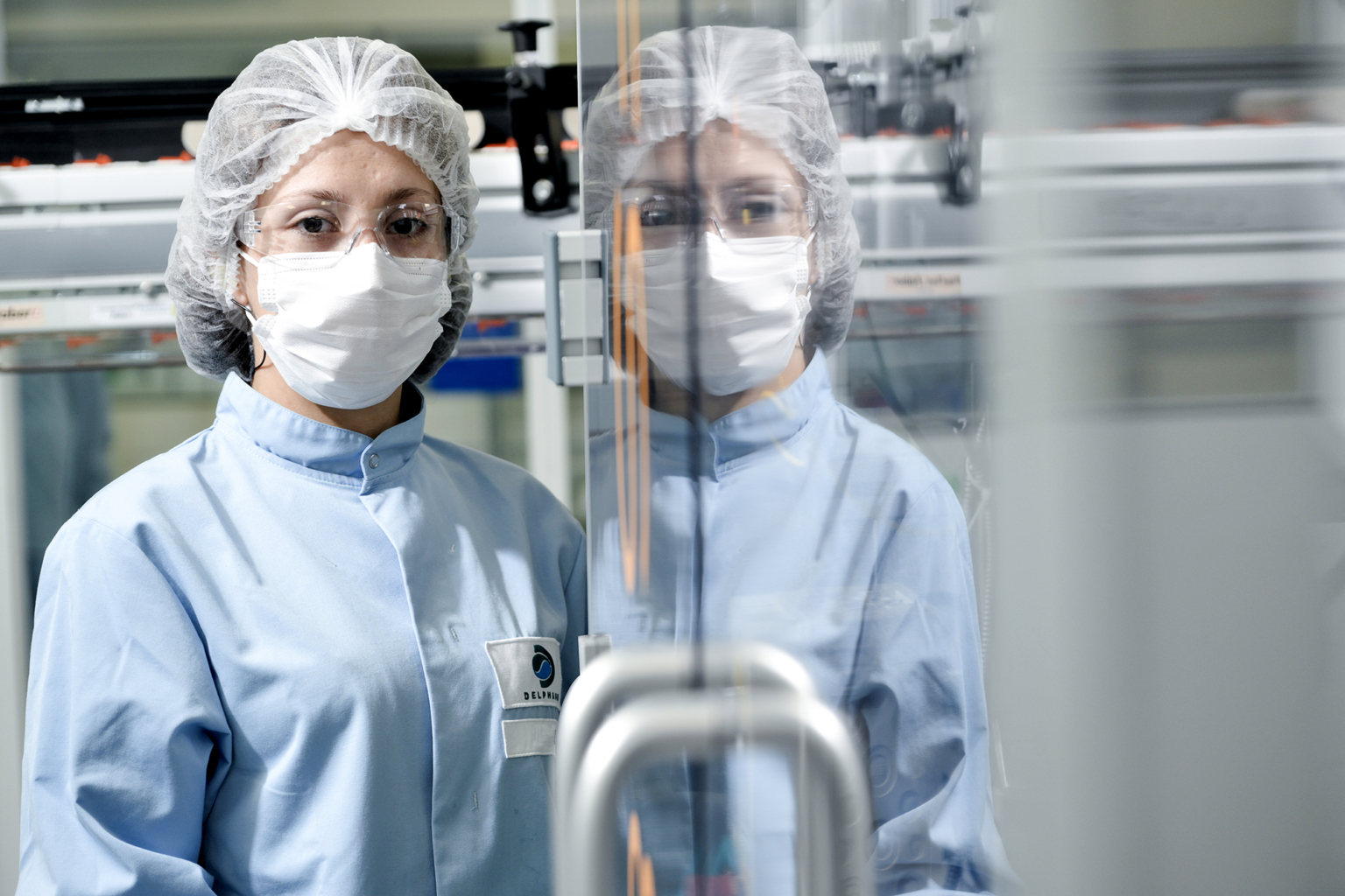 Portrait photo d'une femme sur un site industriel de production de médicaments