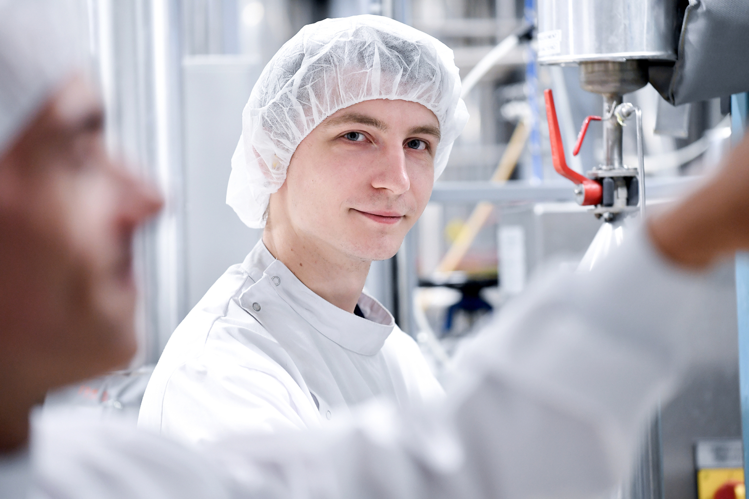 Portrait d'un opérateur dans un laboratoire de production pharmaceutique industriel