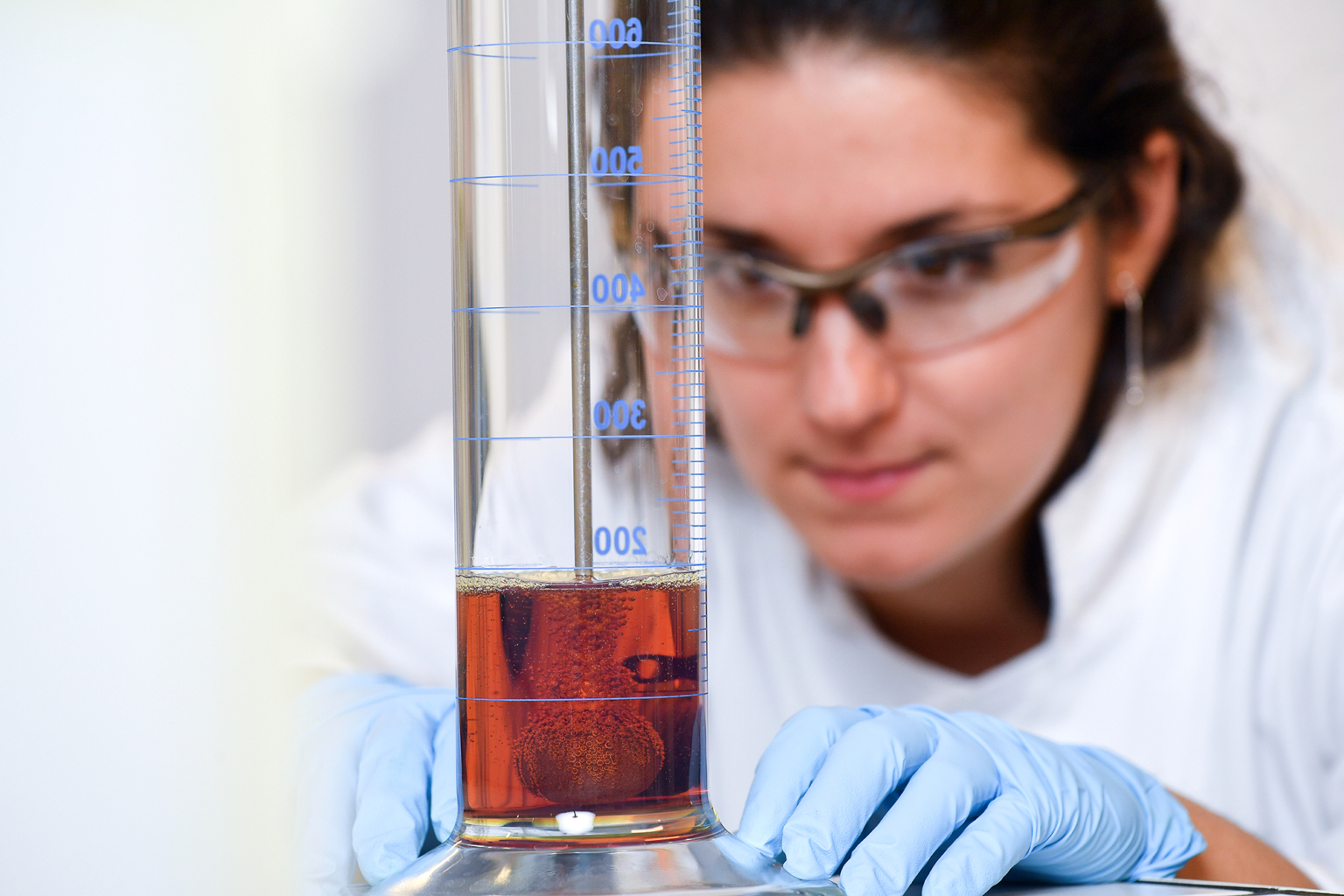 Portrait photo d'une femme pratiquant une analyse chimique en laboratoire