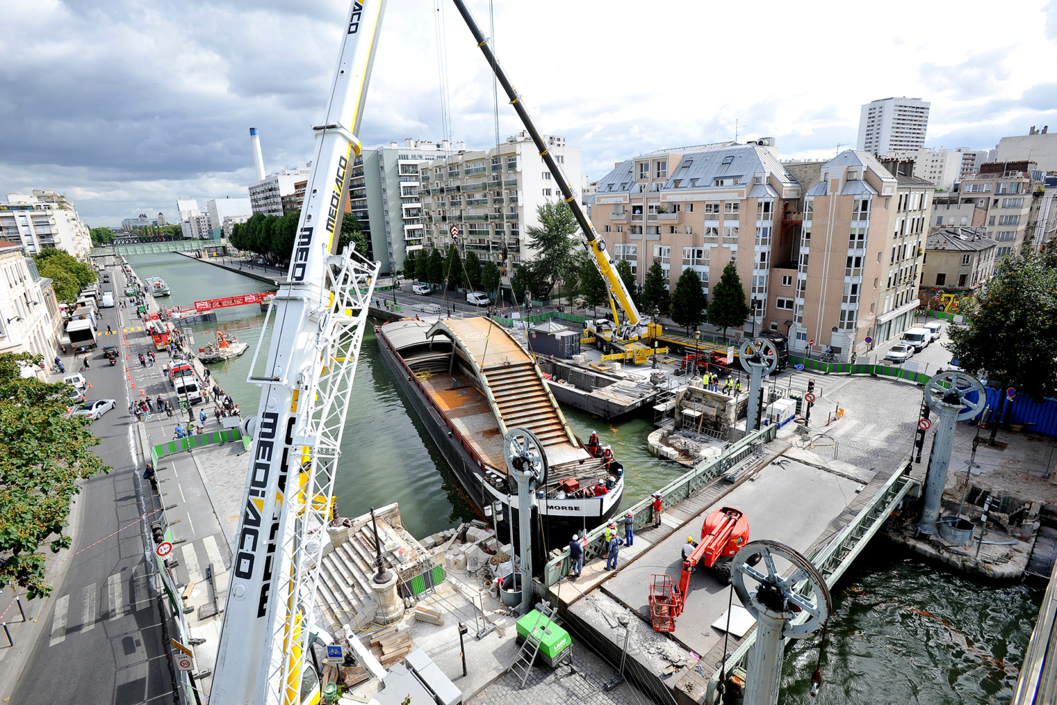 photo aérienne d'un chantier sur un canal à Paris