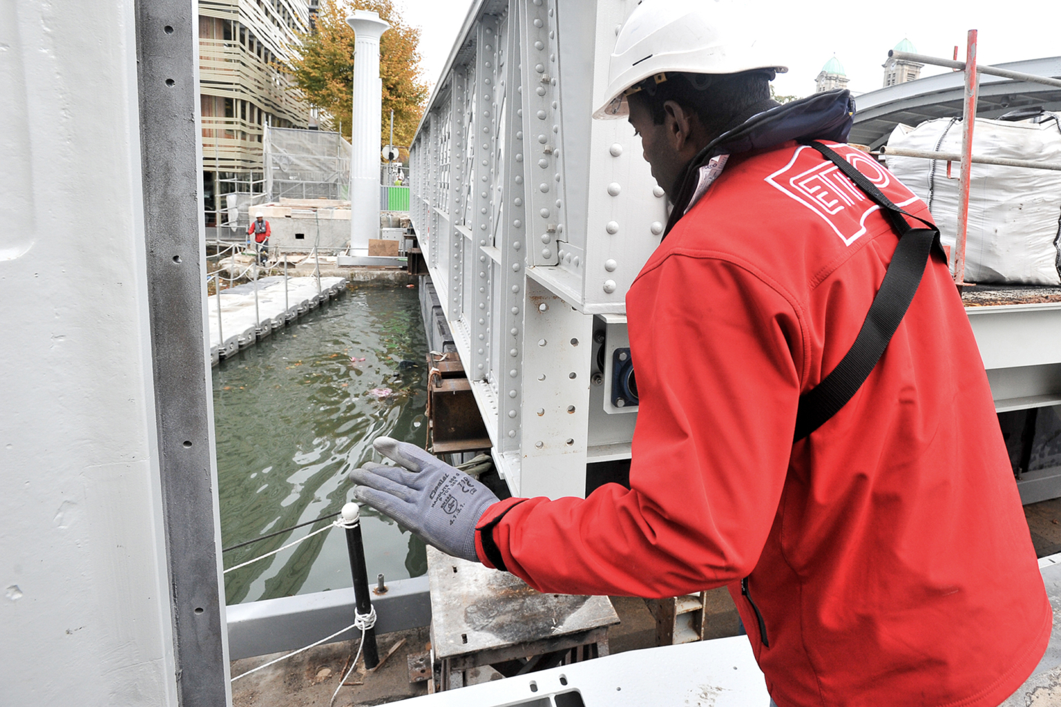 reportage photo sur la mise en place d'un pont sur le canal de l'Ourcq